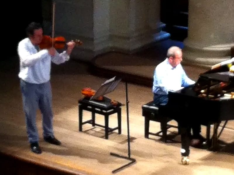 Christian Saccon al violino e Luigi Di Ilio al pianoforte durante le prove a Saint Johns Smith Square, Londra, nel 2015