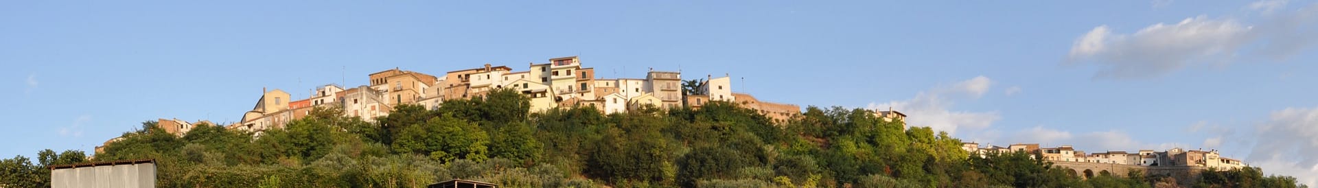 Case affacciate sulla collina